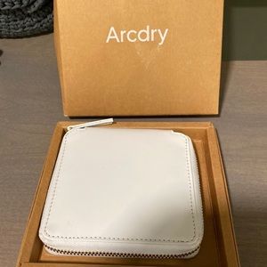 Arcdry white wallet